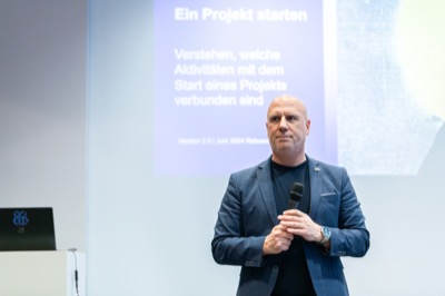 Robert Aksan presenting at PMI Austria